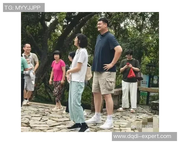 路人偶遇姚明的温暖瞬间引发的篮球梦想与人生启示